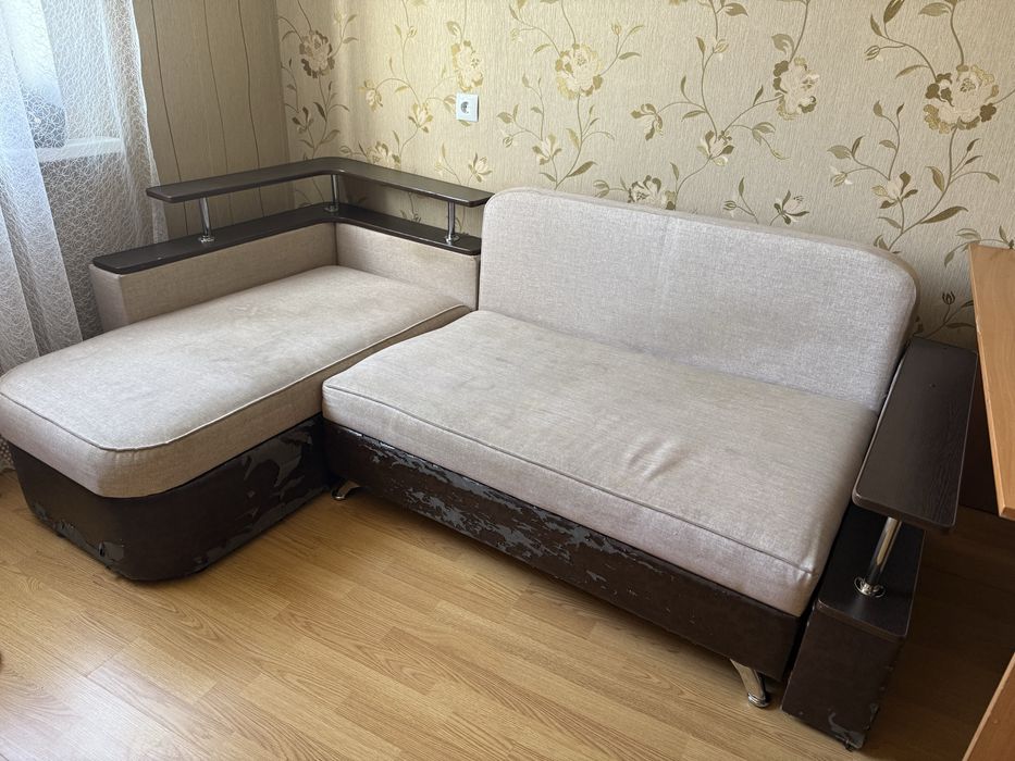 Продам диван расскладной в среднем состояние немного пошарпан