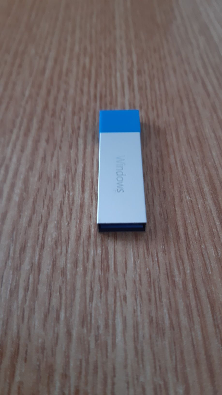 Stick Flash USB cu Windows 10