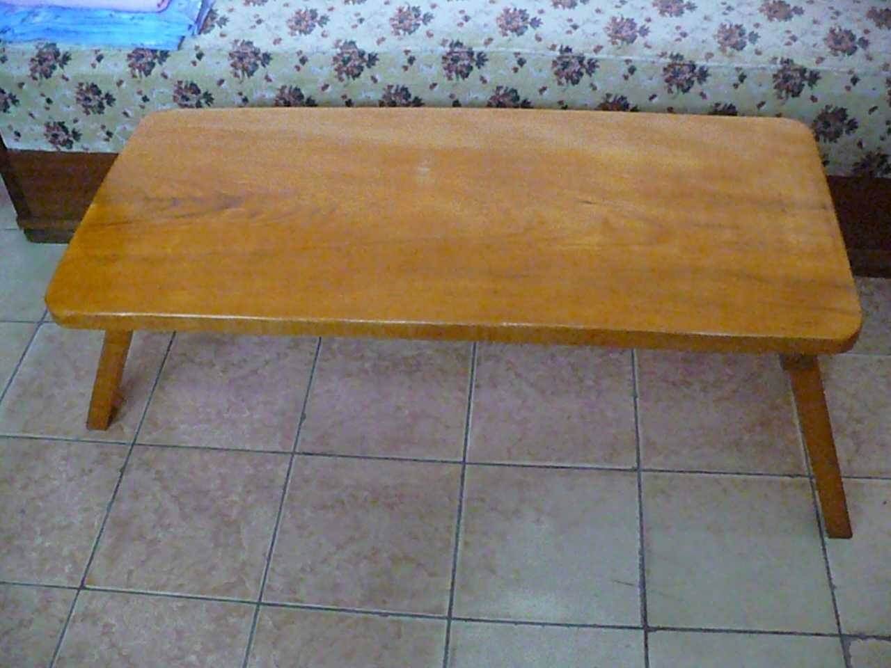 Masa rustica din lemn lacuit cu trei picioare rabatabile