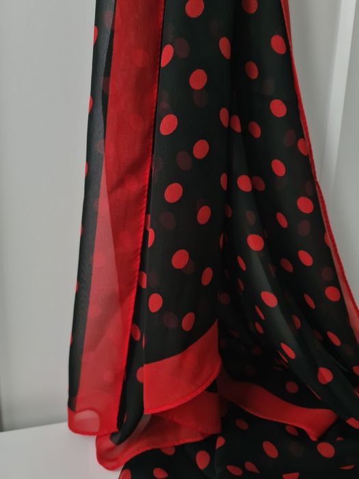 Дамски шал на точки в черно и червено