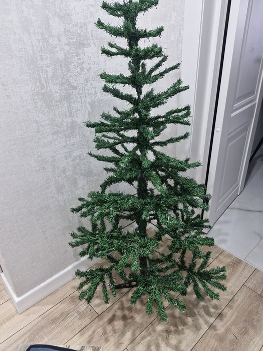 Елка новогодняя в отличнлм состояние 150 см украсит и порадует детей