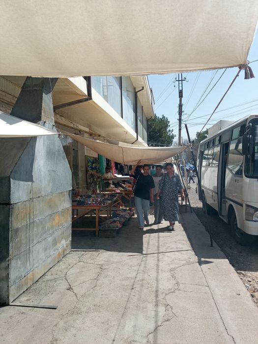 Магазинлар сотилади. Ангрен бозорини енида