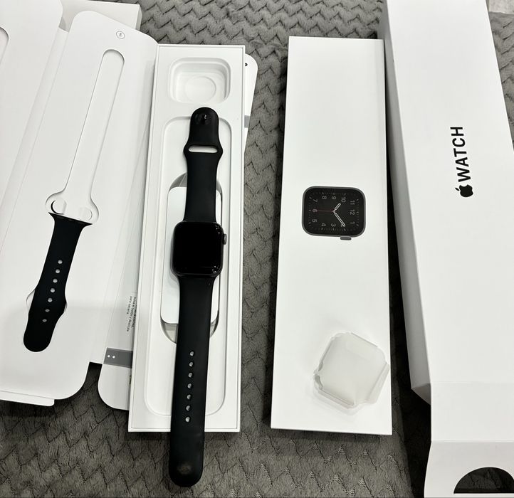 Apple Watch SE (GPS + Cellular)