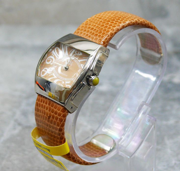 Дамски часовник гривна Q&Q G261-215