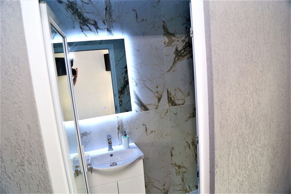 Vând sau închiriez  apartament 3 camere zona 6 martie