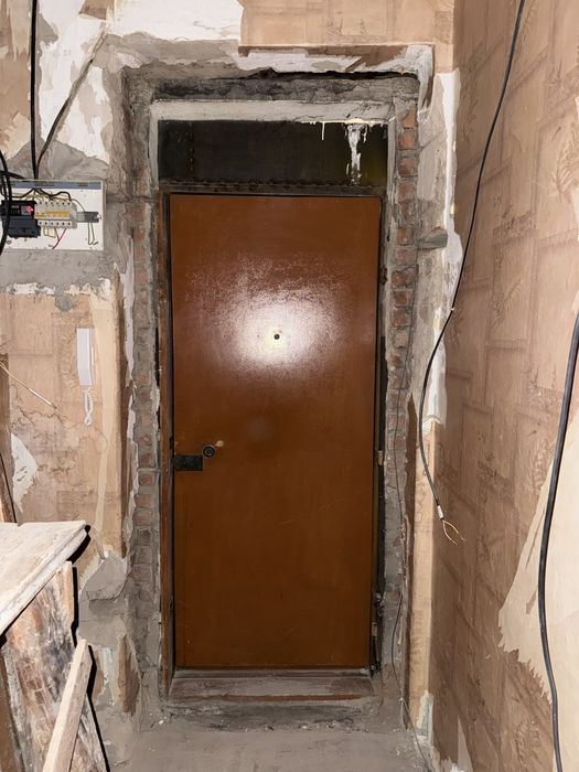 Продам дверь входную металлическую