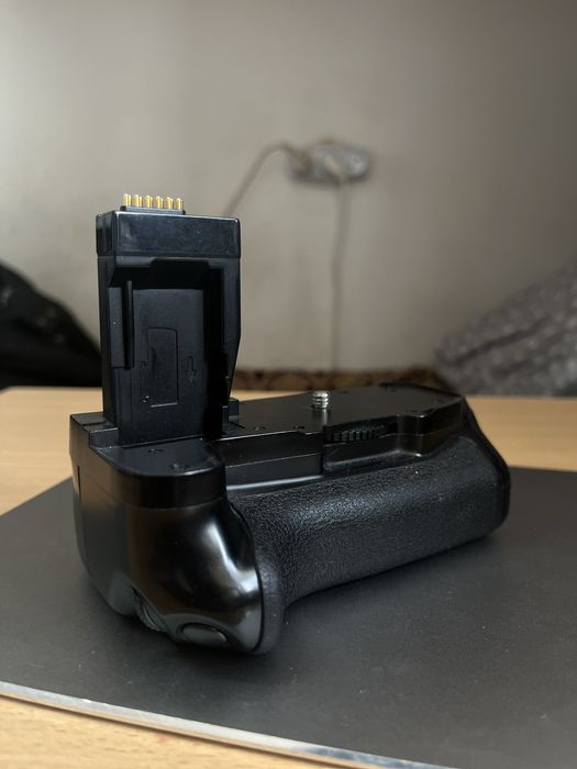 Продам батарейный блок для canon 750-760D