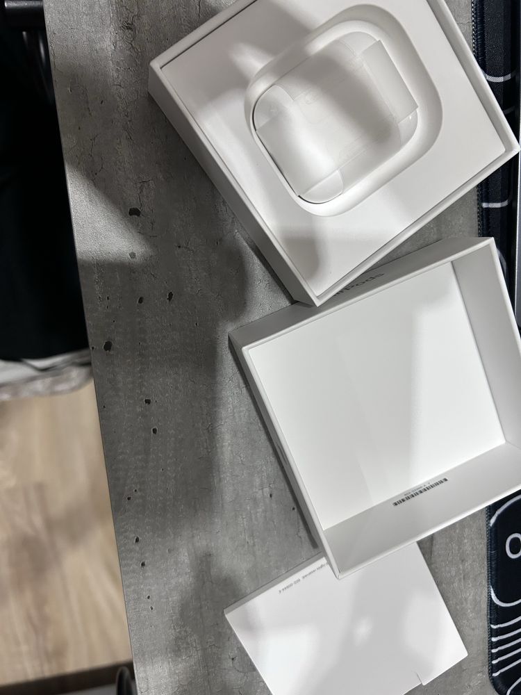 Продам airpods 2 (оригинал с коробкой и документами, почти новый)