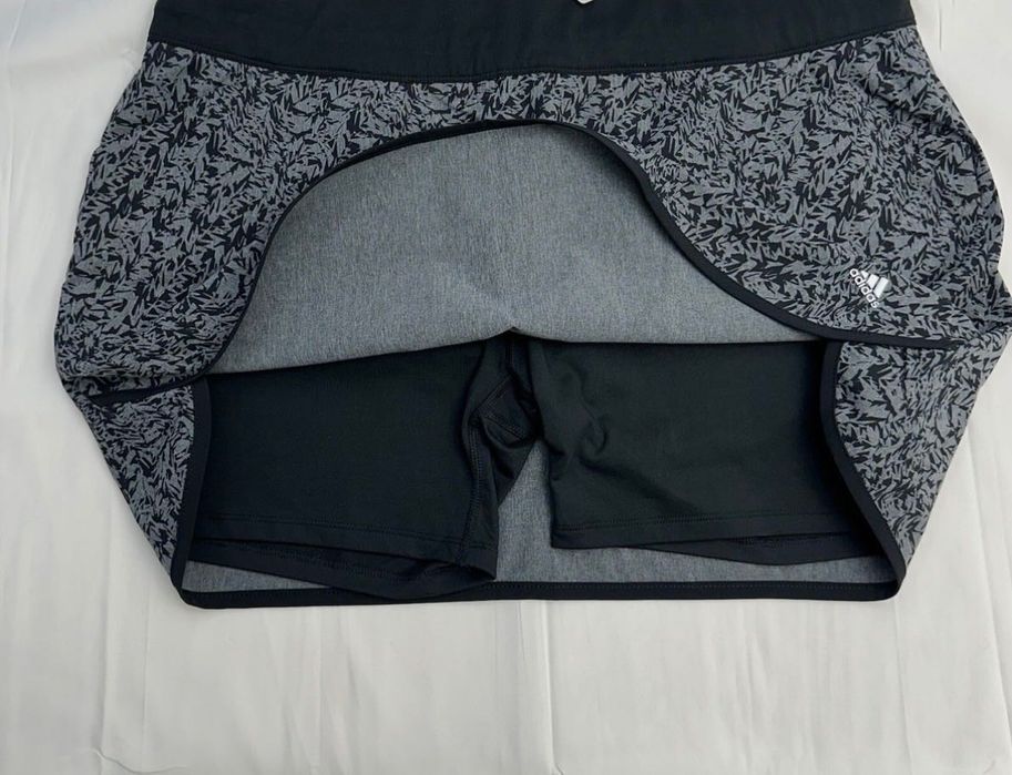 Модна къса  пола Adidas за спорт и ежедневието