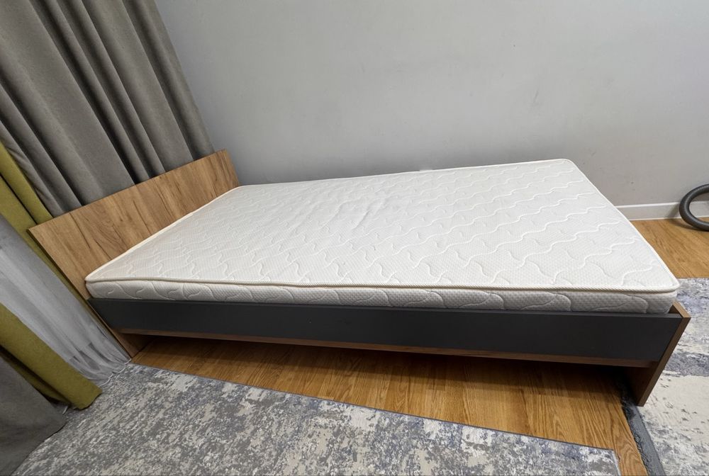 кровать с матрасом