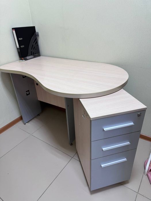 Продам офисный стол в отличом состоянии и стулья