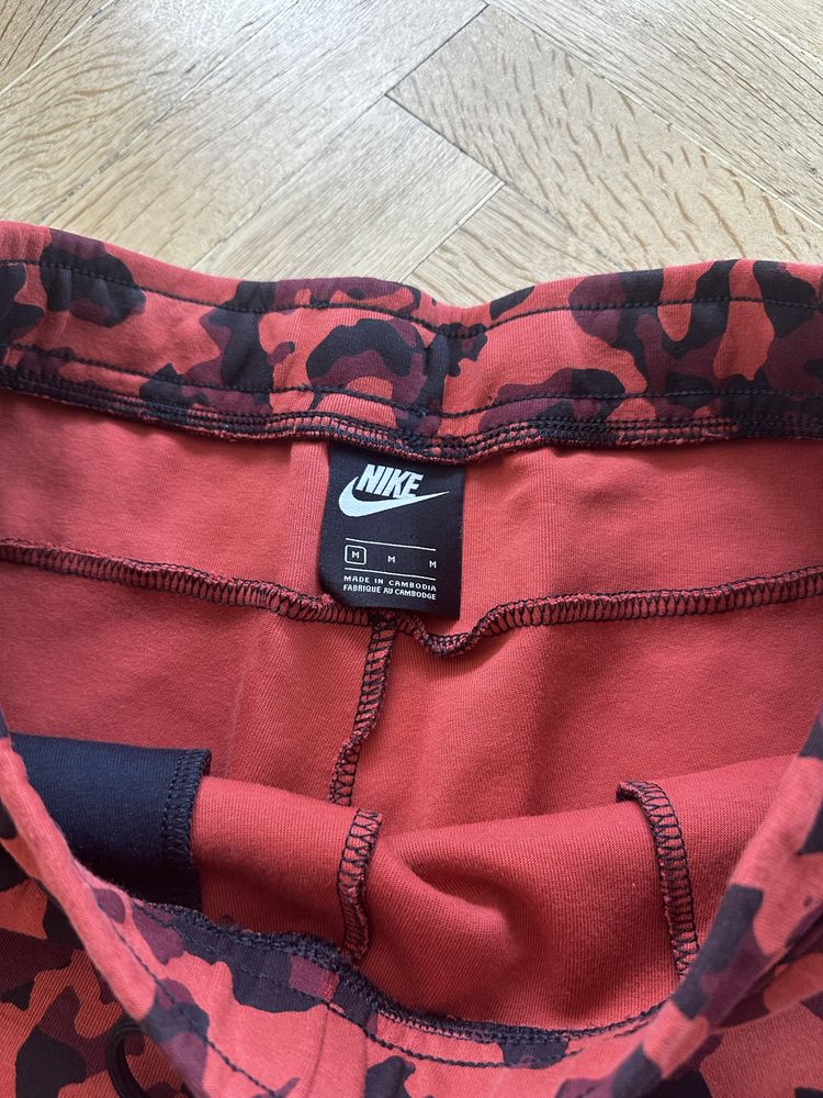 Nike Tech Fleece Top Red camo долнище Оригинално!