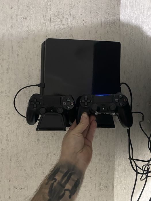 Продам PlayStation 4  1 TB