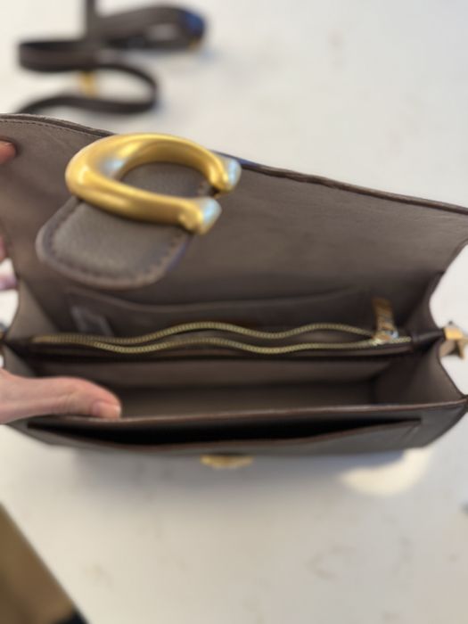 Актуална чанта по модел на Coach