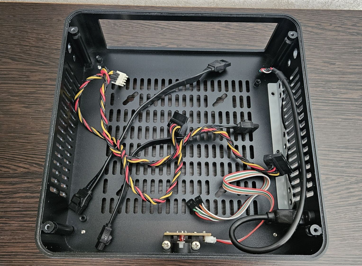 Компактный корпус для компьютера mini-itx