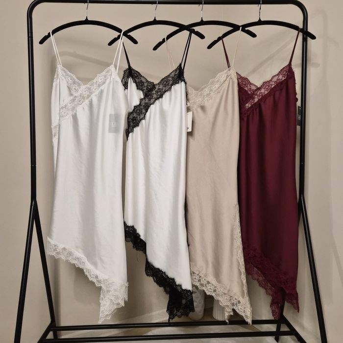 Сатенени рокли с дантела must have ZARA