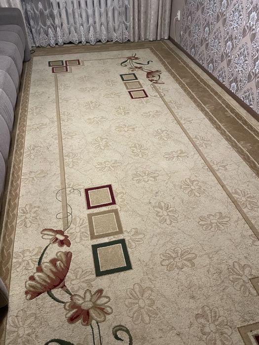 Ковер шерстяной красивый