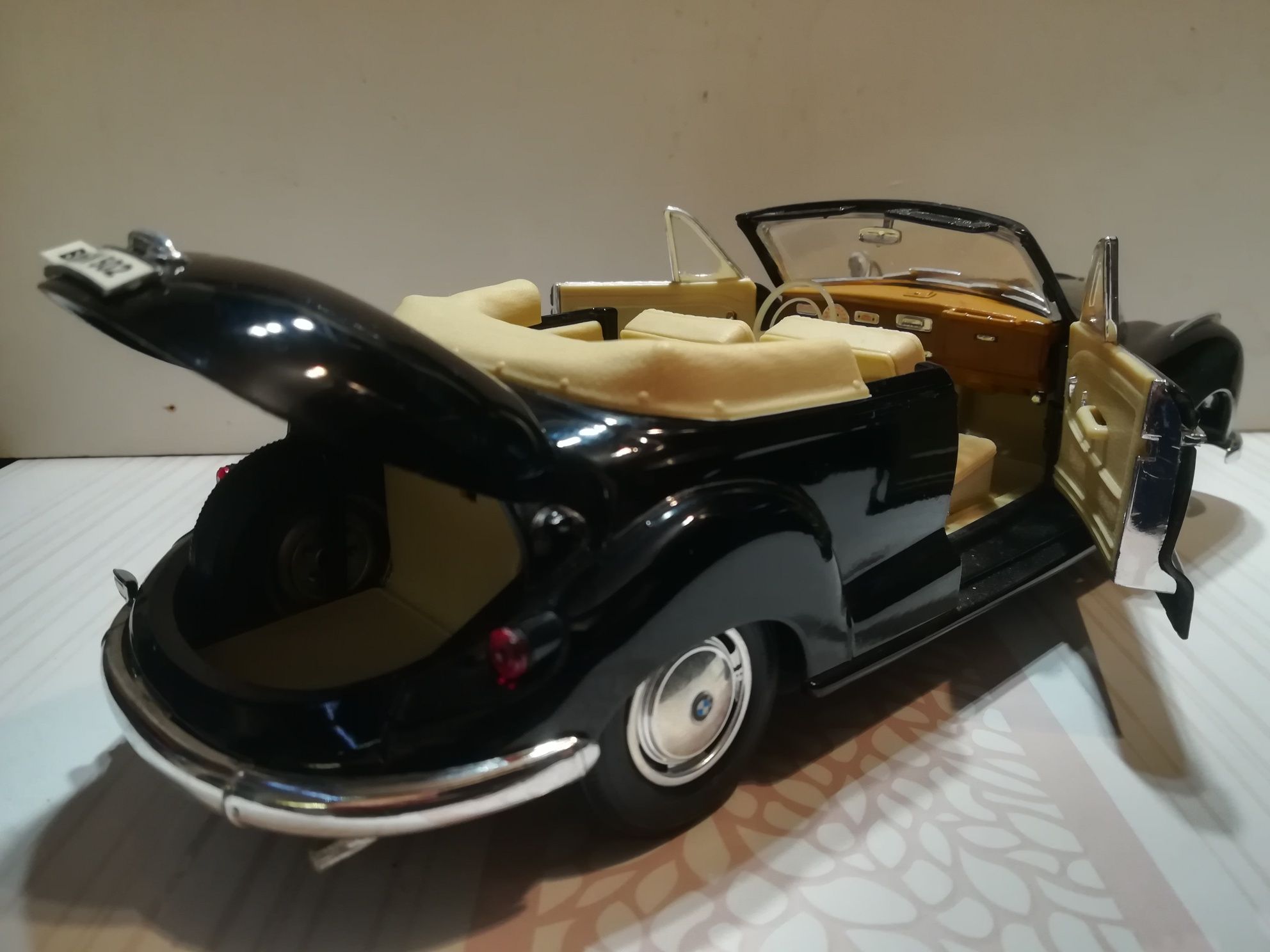 BMW 502, macheta auto scara 1:18, maisto