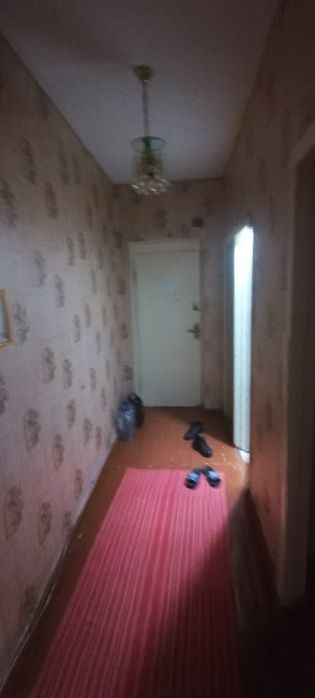 Узимни кварам сотилади 2 хона 2 этаж 2 та балкон бозор макрони тугриси