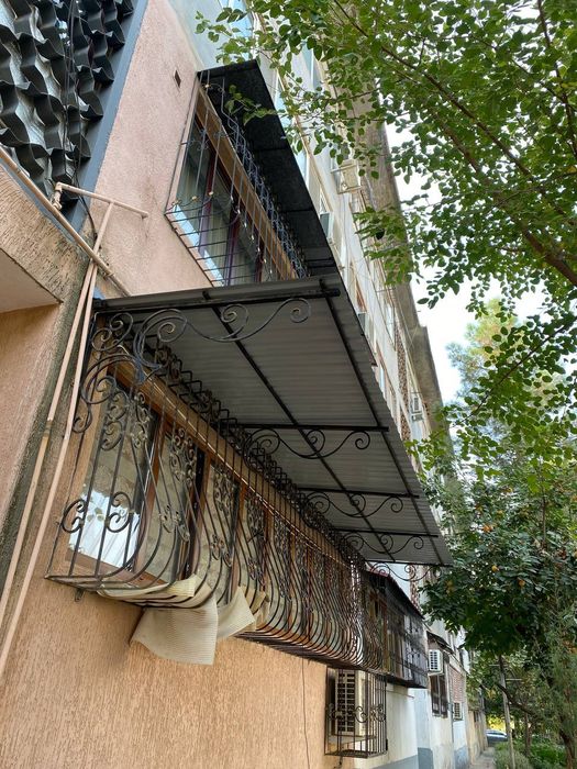 Установка козырьков над  окнами быстро и качественно.