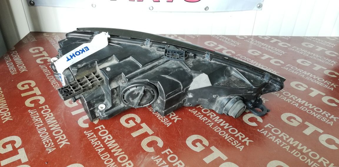4 броя ляв и 2 броя  десен фар Audi A4 B9 (2015-2019)