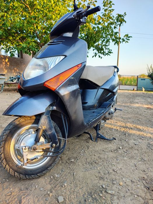 Vând scuter Honda lead 100