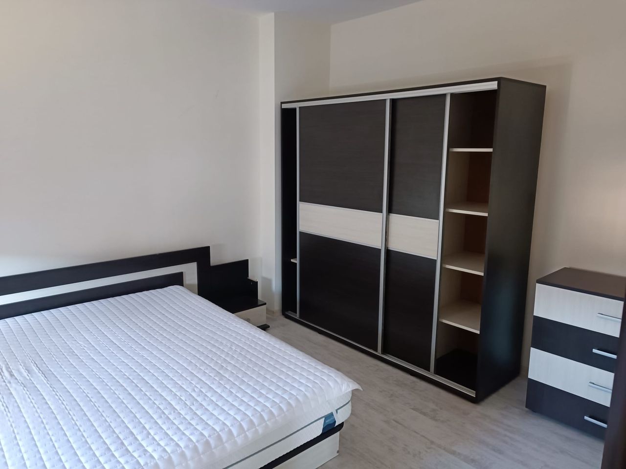 Дава се под наем Двустаен апартамент в Разград, Бели Лом - 90 кв.м за 460 € - Снимка #2