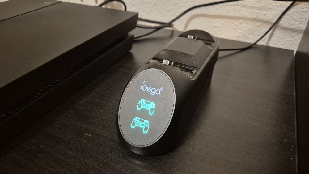 Playstation 4 1TB конзола с два dualshock 4 контролера