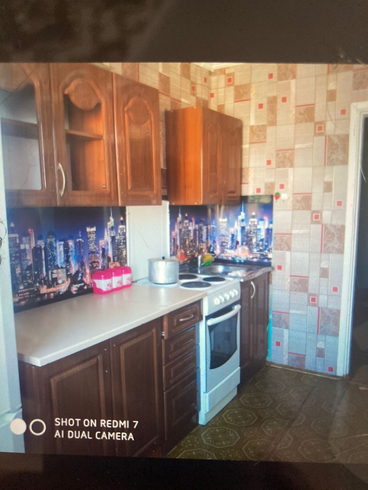 продам 1 комнатную квартиру и сдаю на длительный срок в центре
