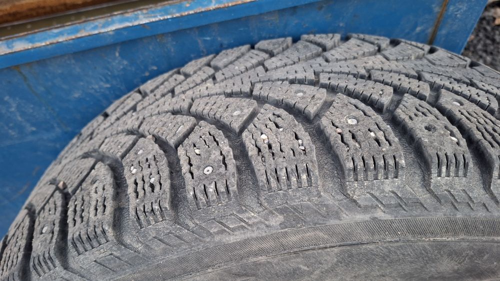 Зимние шины с шипами R16