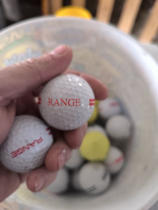Vând mingi de golf