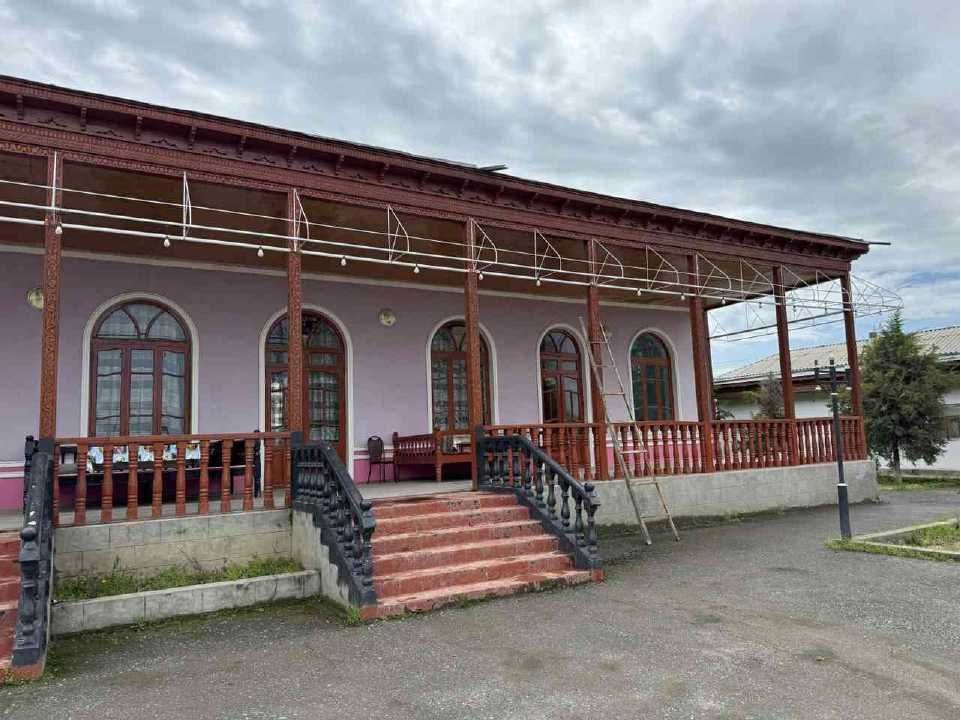 Zomin tumanida Savdo va maishiy xizmat binosi sotiladi