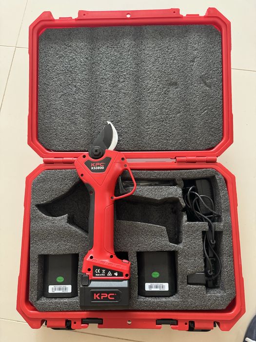 Nou. Foarfecă de grădinărit cu 3 acumulatori KPC