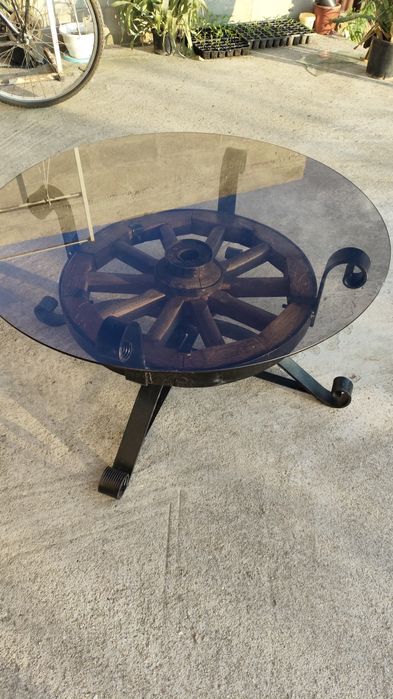 Masă antica din roata de car decorativa din lemn și sticlă