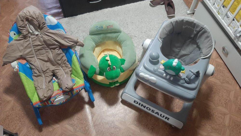 Детские вещи, ходунки, кресло качалка, мягкое кресло, комбенизон