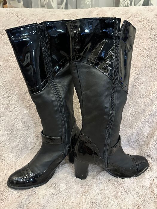 Cizme lungi nr 37, negre de piele cu ornamente de piele lacuita neagra