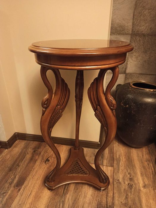 Старинна помощна масичка с лебеди