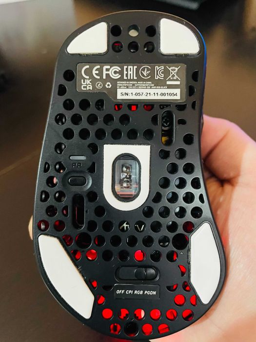 Mouse gaming Xtrfy M4 Wireless – modificat cu Lizard Skins DSP