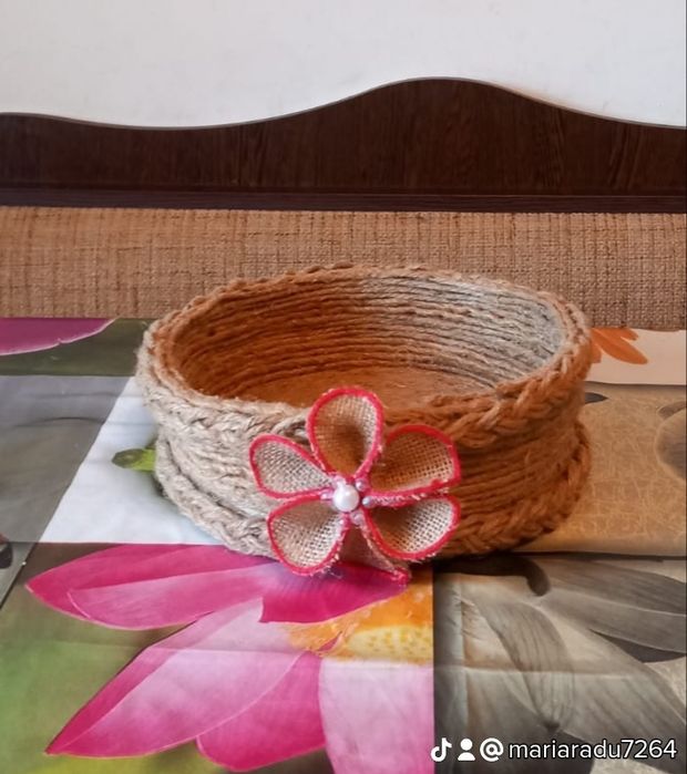 Vaza handmade din sfoara și scoici