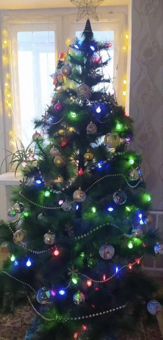 Продам исскуственную елку вместе с игрушками