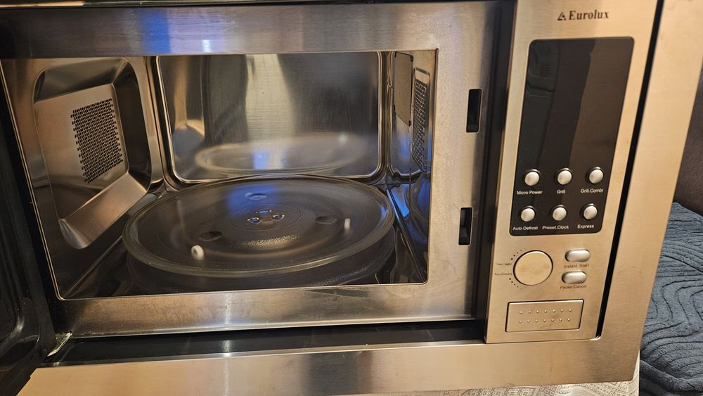 Иноксова микровълнова печка с грил за вграждане Eurolux