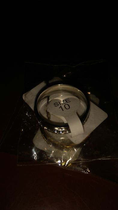 Кольца золотого и серебряного цветов.