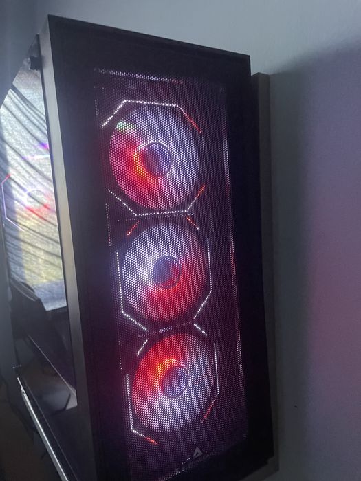 Vand pc gaming la pret bun