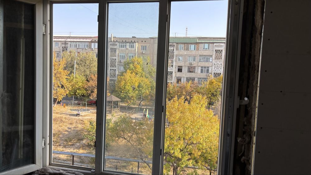 Продаю пластиковое окно гсотиной и кухни В среднем состоянии.