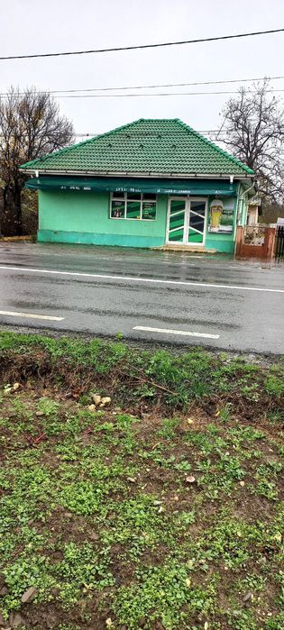 Vând spațiu comercial .