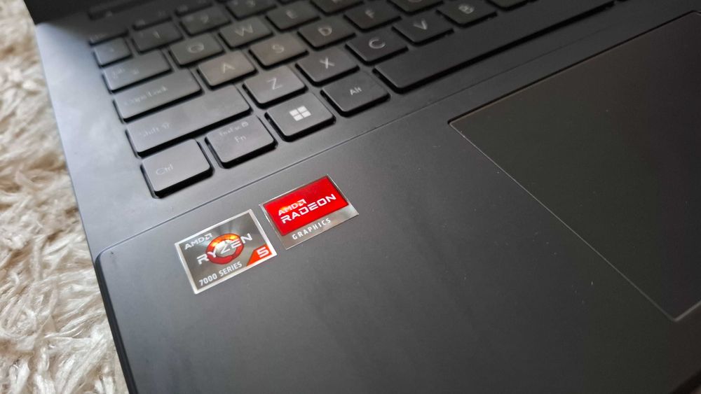 Laptop ASUS Vivobook Go 15 Ryzen 5-7520U /8 GB RAM /512 GB SSD CU NOU