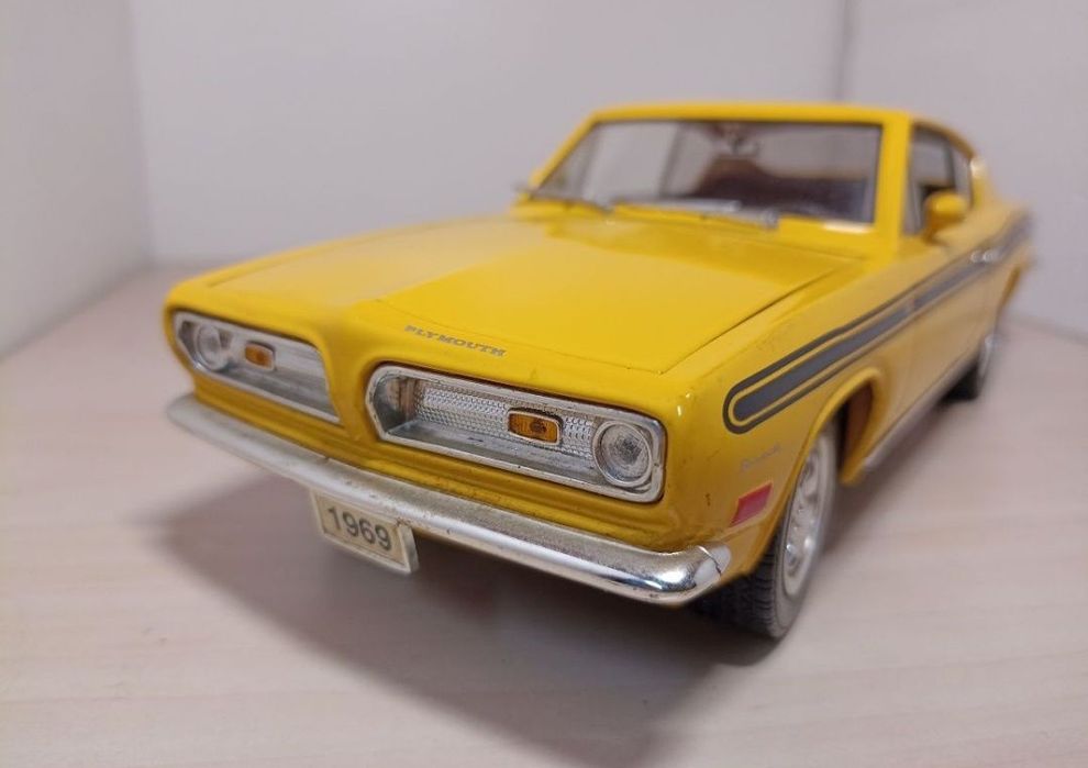 Plymouth baracuda 1969
Scara 1/18
Road Legends 

Pozele reflectă reali