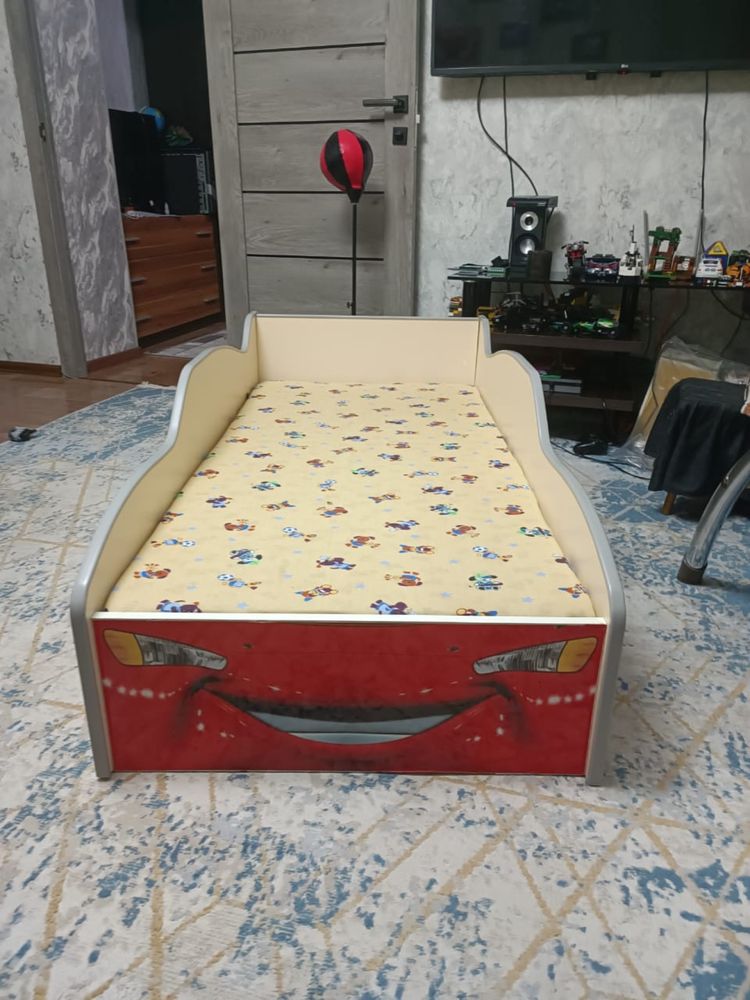 Продам кровать машинка