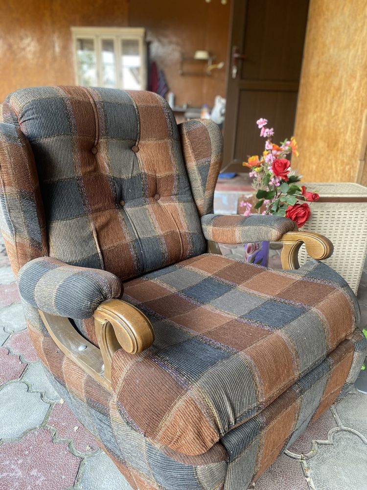 Раскладной диван с двумя креслами