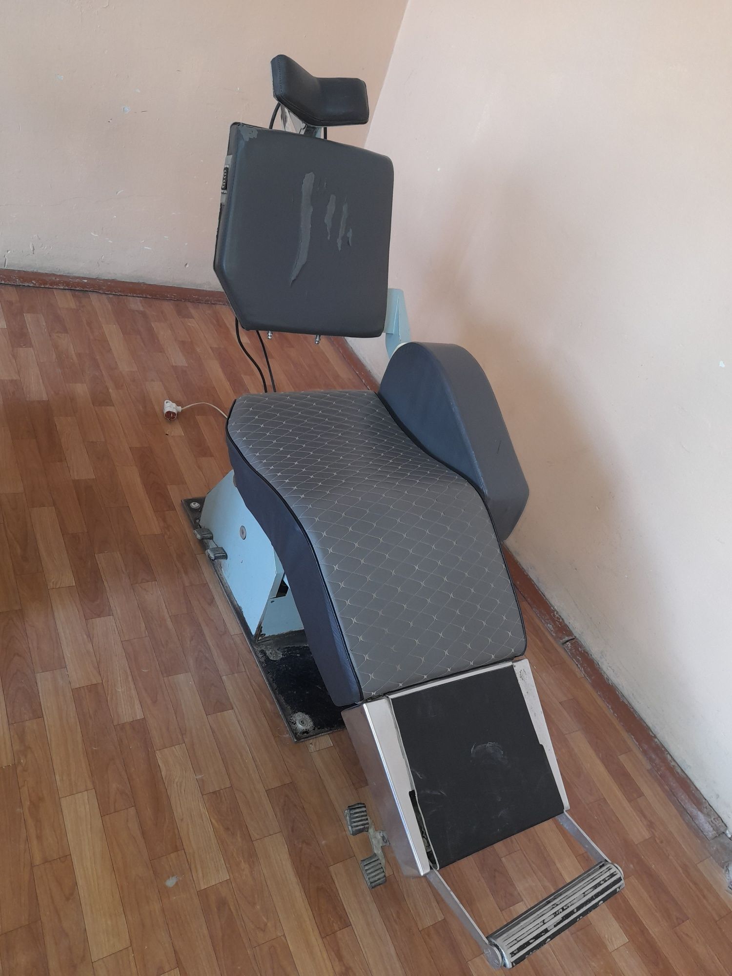 Стом-к кресло сотилади, тепага пасга чиқиб тушади, ишлайди соз ҳолатда